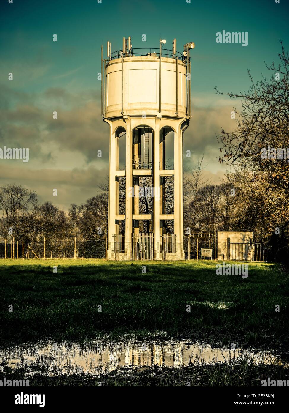 Palo di telefonia della torre dell'acqua Foto Stock