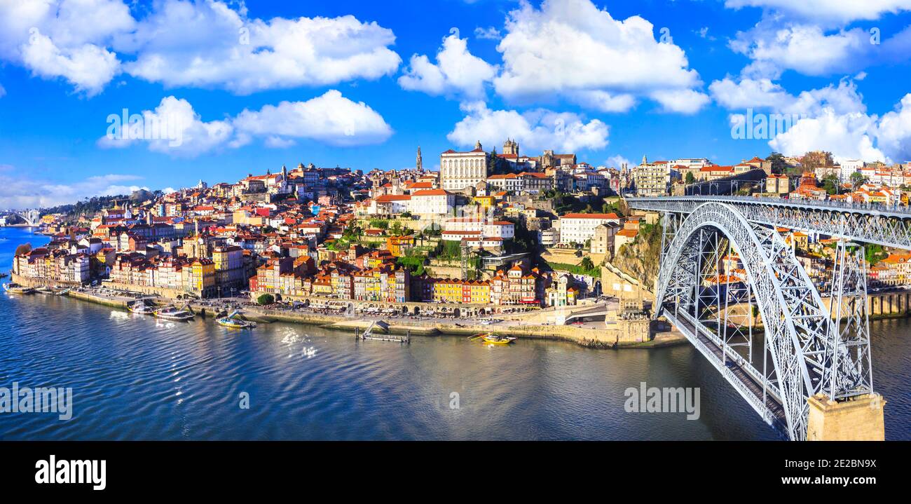 Bella città di Porto - vista con il famoso ponte di Luis, Portogallo viaggi e monumenti Foto Stock