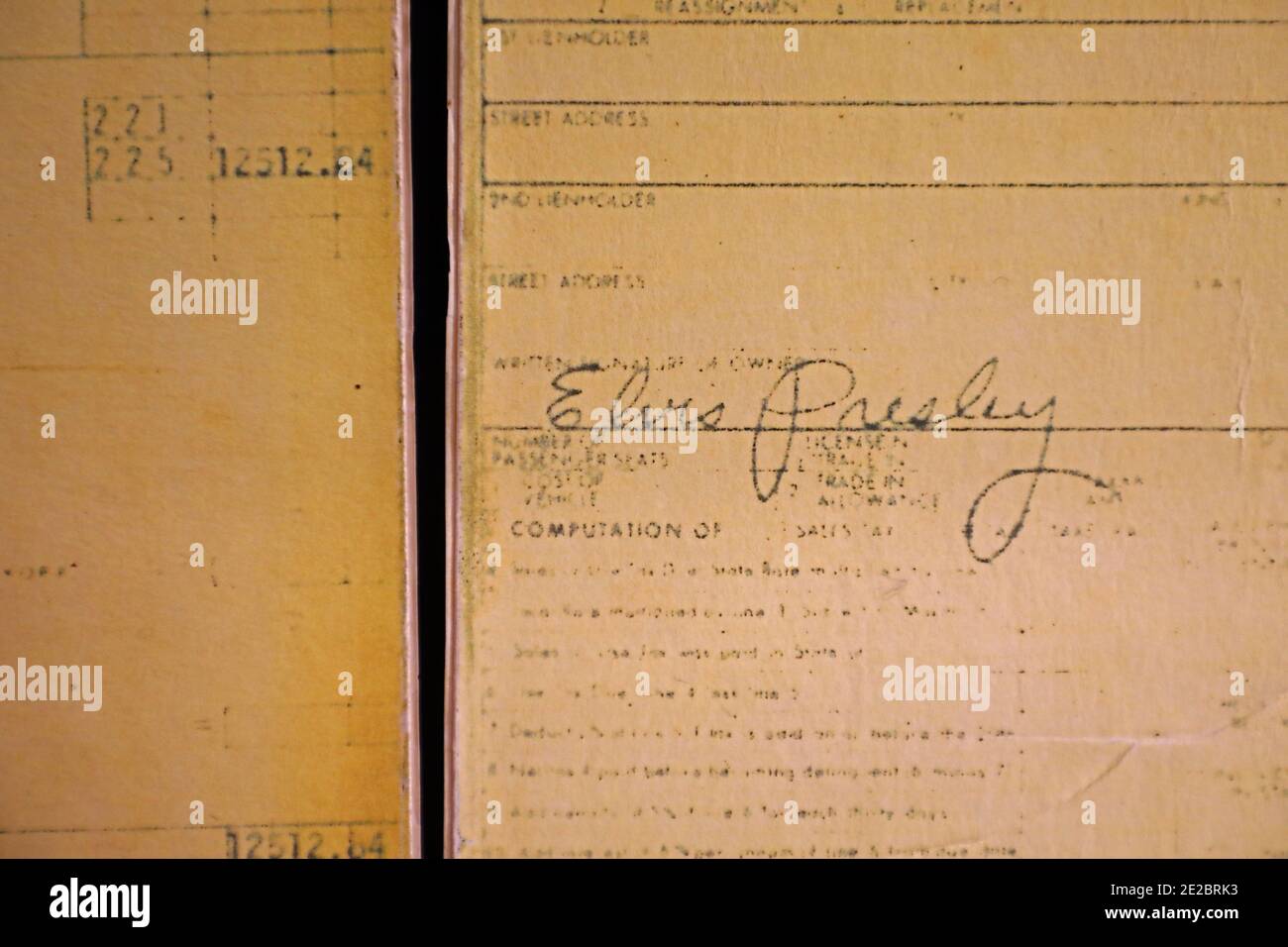 MOTALA, SVEZIA - 13 GENNAIO 2021: Uno degli ultimi Cadillac di Elvis è in vendita. L'auto, un Fleetwood Brougham del modello 1975, è ora in mostra al Motala Motor Museum. La foto: La firma di Elvis su un certificato di registrazione. Foto Stock