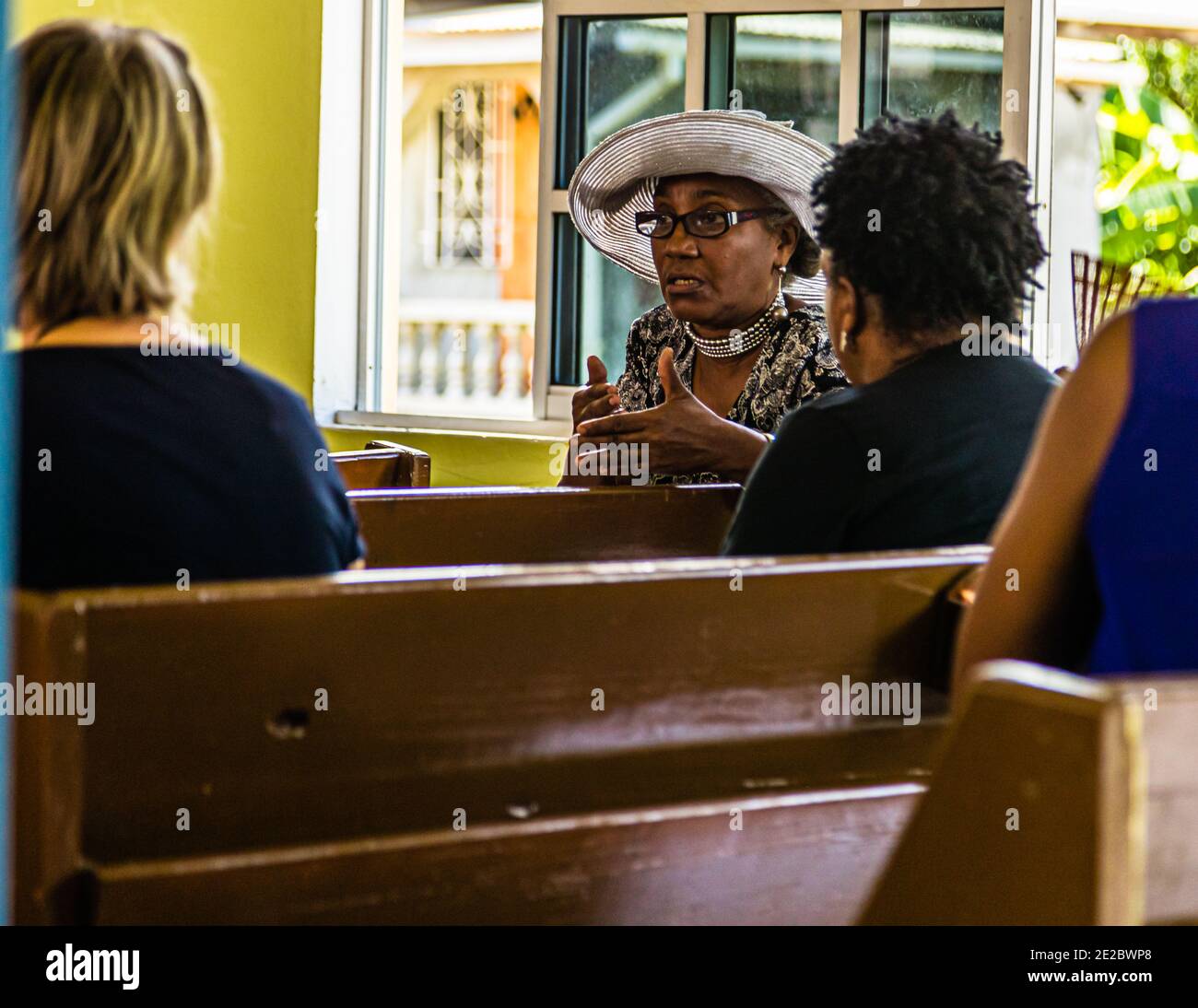 Scambiare idee prima di un servizio Battista nel Lime ON Grenada Foto Stock