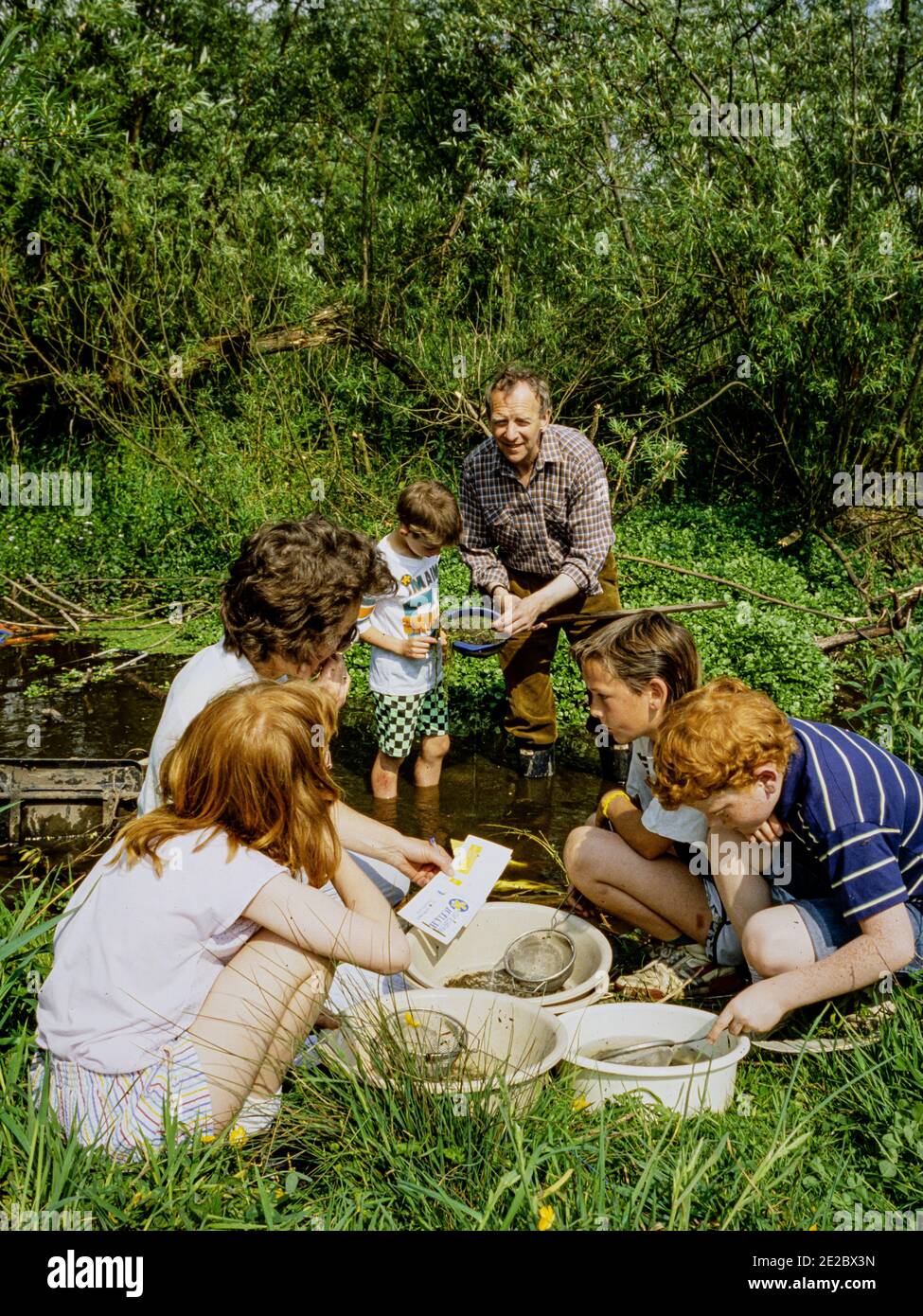 HEMEL HEMPSTEAD - INGHILTERRA 1986. Gordon Beningfield (artista inglese della fauna selvatica, radiodiffusione e naturalista). Con i bambini del grande schoo Gaddesden Foto Stock