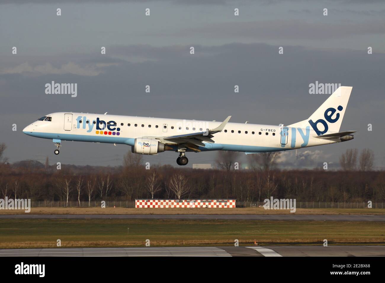 British flybe Embraer 195 con registrazione G-FBED in finale per la pista 23L dell'aeroporto di Dusseldorf. Foto Stock