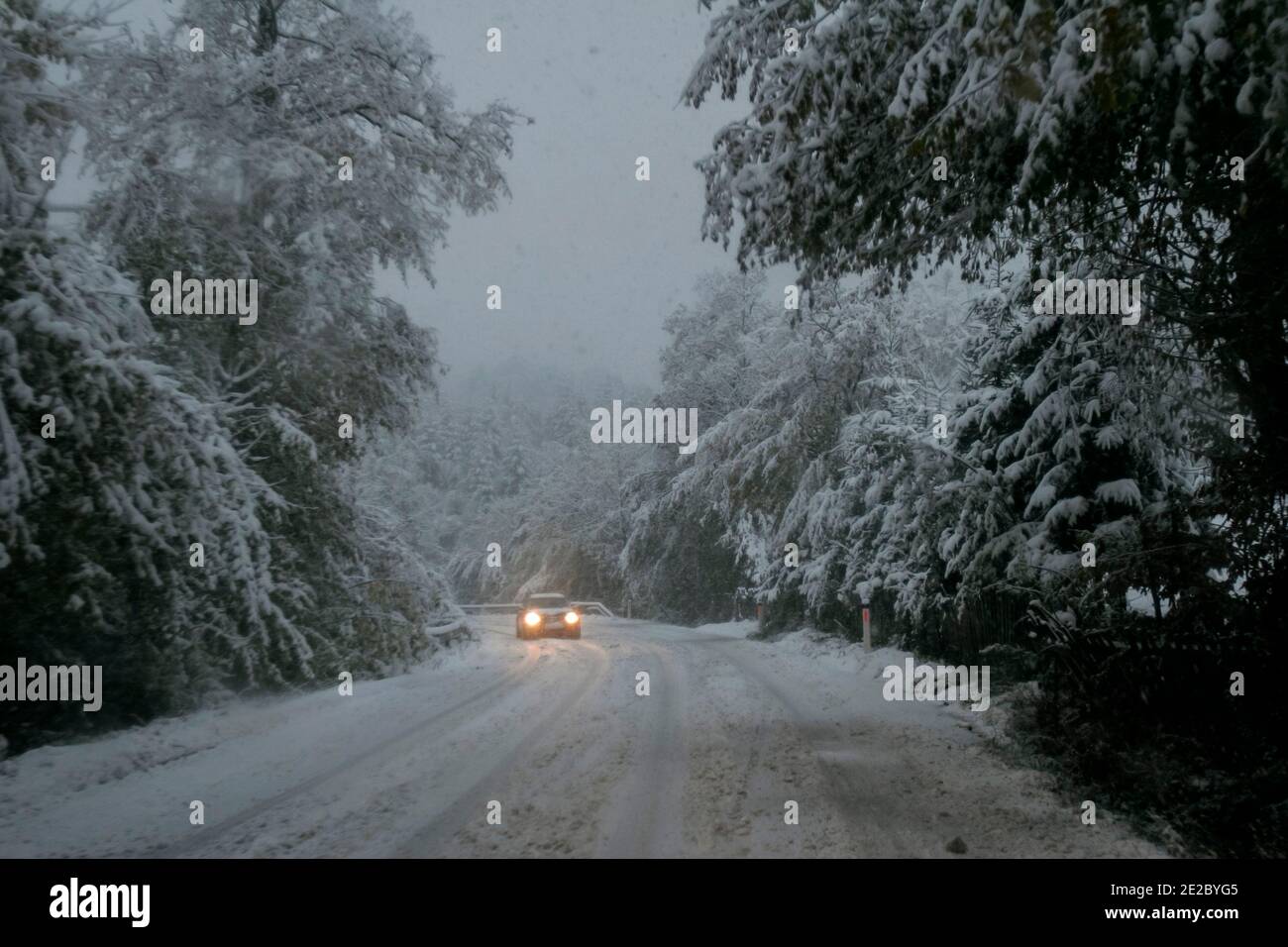 Neve e traffico su strade scivolose coperte di neve nel sud-est dell'Europa, Bosnia-Erzegovina Foto Stock