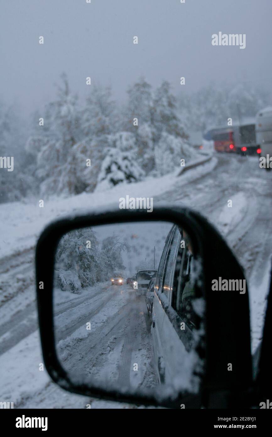 Neve e traffico su strade scivolose coperte di neve nel sud-est dell'Europa, Bosnia-Erzegovina Foto Stock