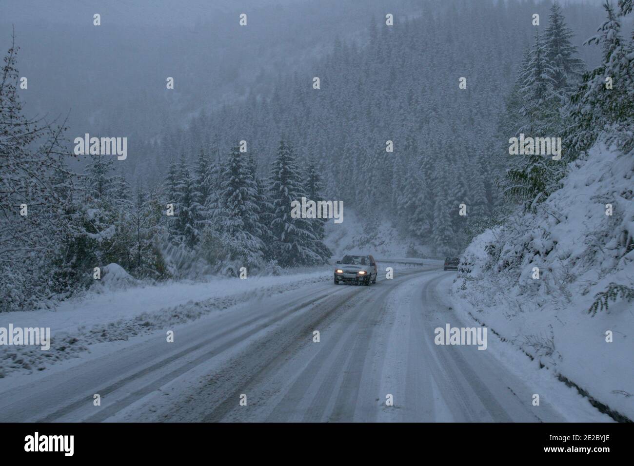 Neve e traffico su strade scivolose coperte di neve nel sud-est dell'Europa, Bosnia-Erzegovina Foto Stock