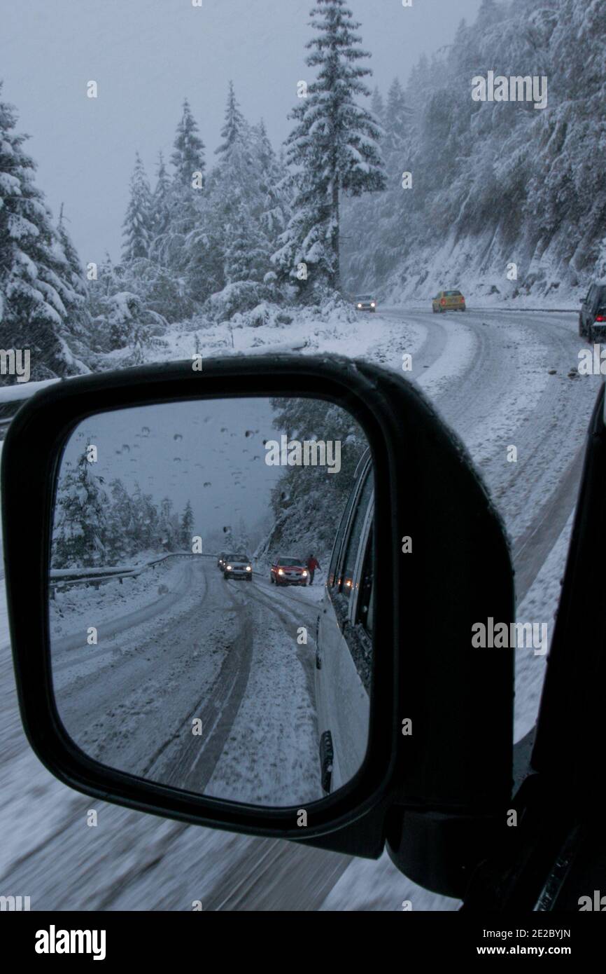 Neve e traffico su strade scivolose coperte di neve nel sud-est dell'Europa, Bosnia-Erzegovina Foto Stock