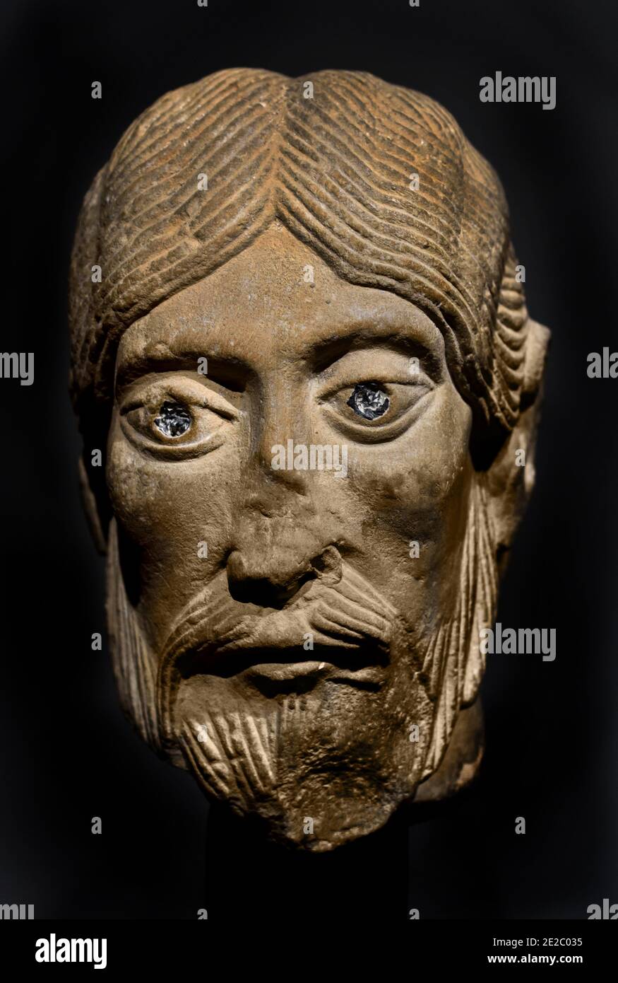 Capo di un Apostolo 12 ° secolo Francia, francese, FRANCIA, BORGOGNA (tardo periodo romanico, quando le figure stavano diventando più naturalisticamente scolpite, questo capo di un Apostolo è notevole per la sua delicata modellazione di zigomi e labbra. Mentre i capelli sono intagliati nel solito modo di incisioni parallele, la treccia è resa con una certa eleganza.) Foto Stock