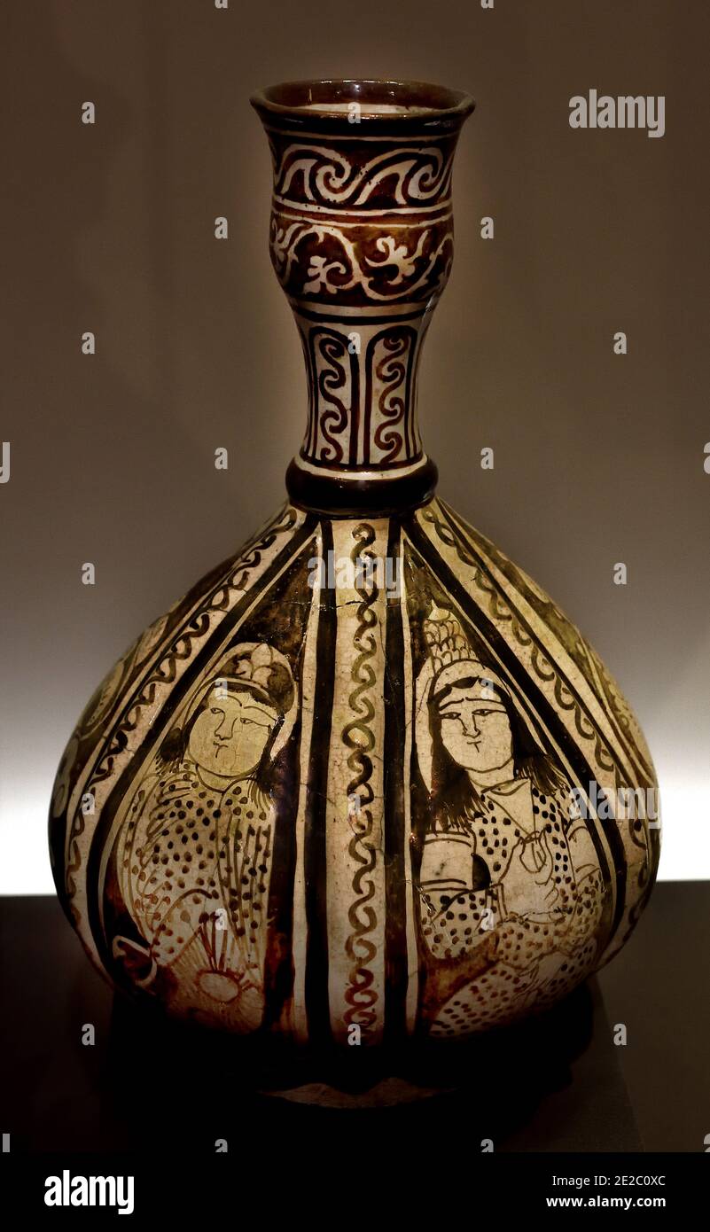 Ewer Seljuq periodo quarto quarto del 12 ° secolo (1040-1157) IRAN, KASHAN corpo fritta, overglaze decorazione lustro, opaco glassa bianca (Kashan è una città in Iran, nel Medioevo, era anche noto per la ceramica, 12 ° - 14 ° secolo, ceramica di alta qualità e piastrelle.) Foto Stock