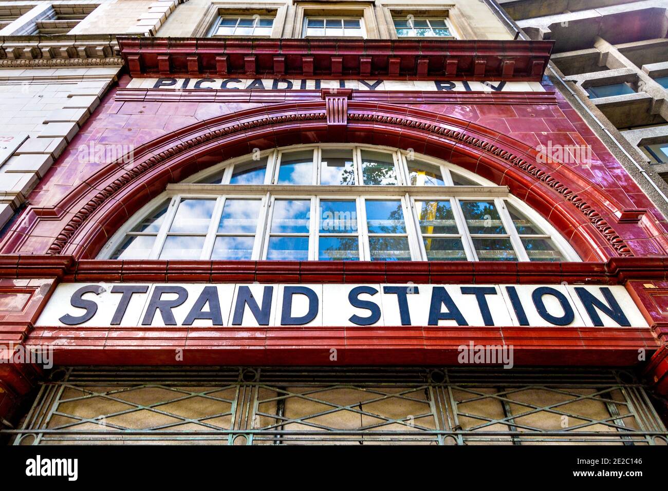 Esterno della stazione della metropolitana di Aldwych chiusa (Inaugurato come Strand Station nel 1907) Foto Stock