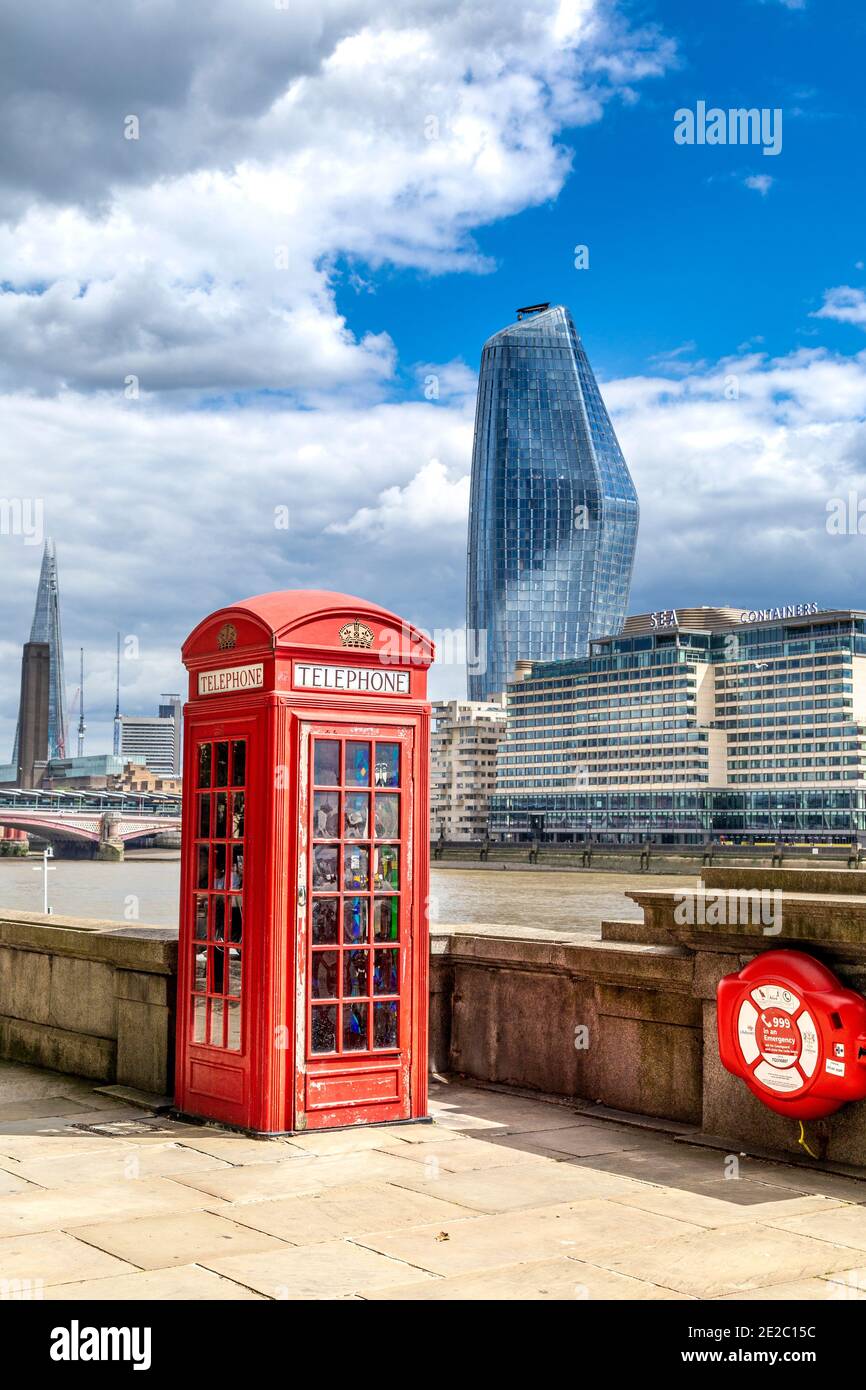 Red thelephone box su Victoria Embankment con la One Blackfriars Tower sullo sfondo, Londra, Regno Unito Foto Stock