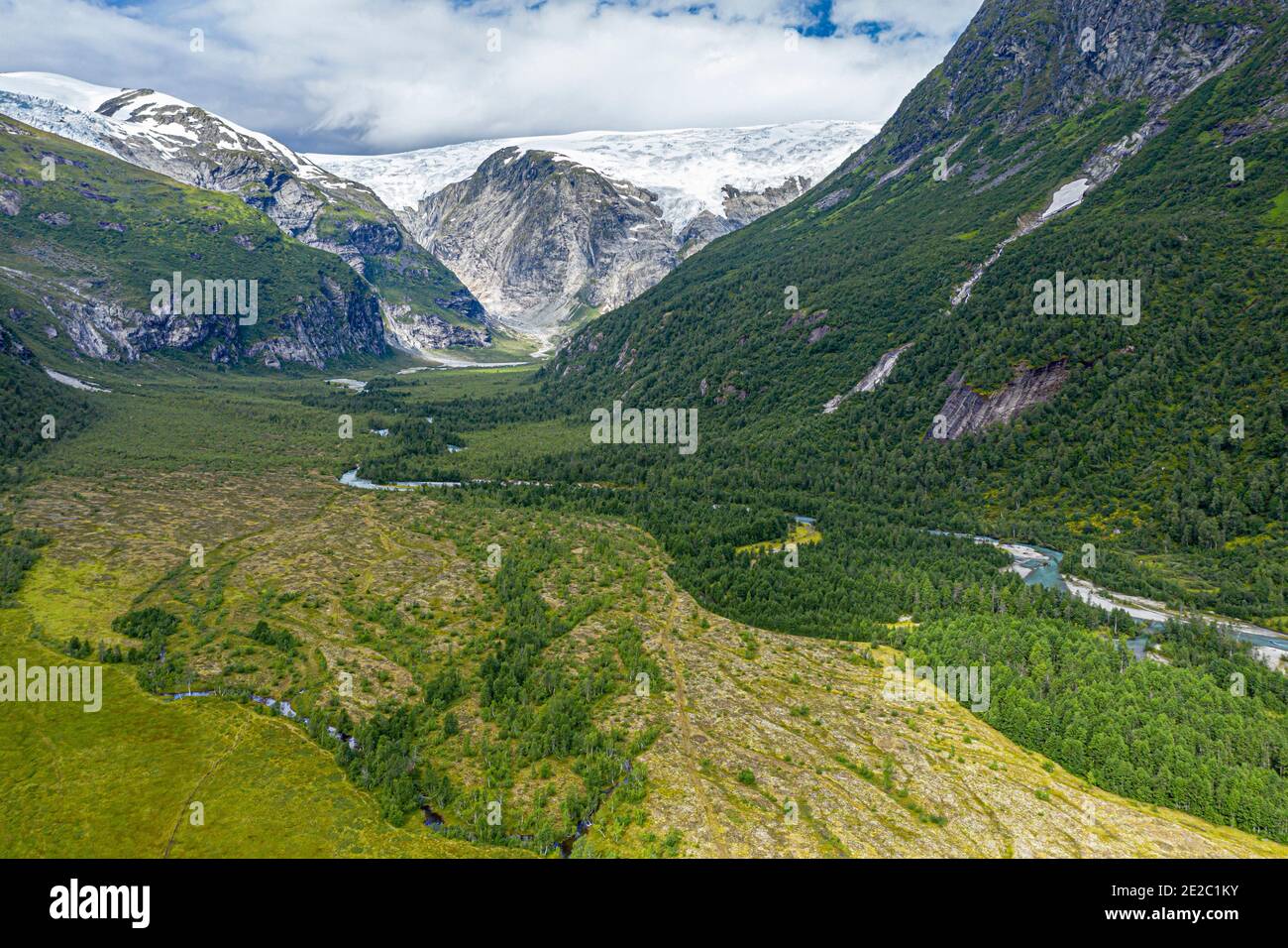Vista aerea sulla valle Langedalen e il ghiacciaio Jostedalsbre, regione del Sognefjord, Norvegia. Foto Stock