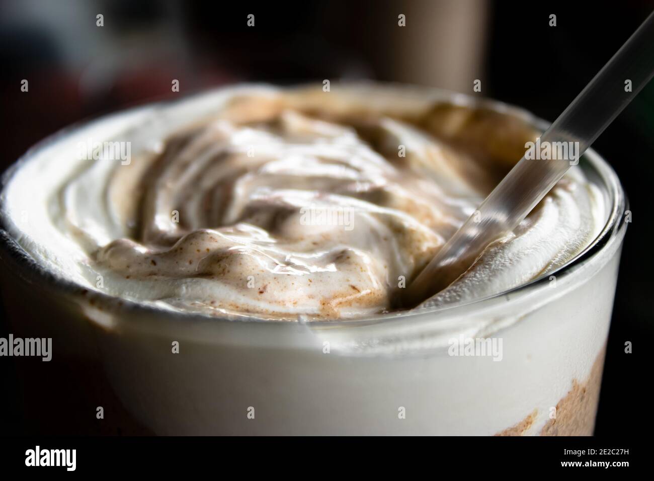 Pancetta e lattuga su un hamburger su un panino in una piastra Foto Stock