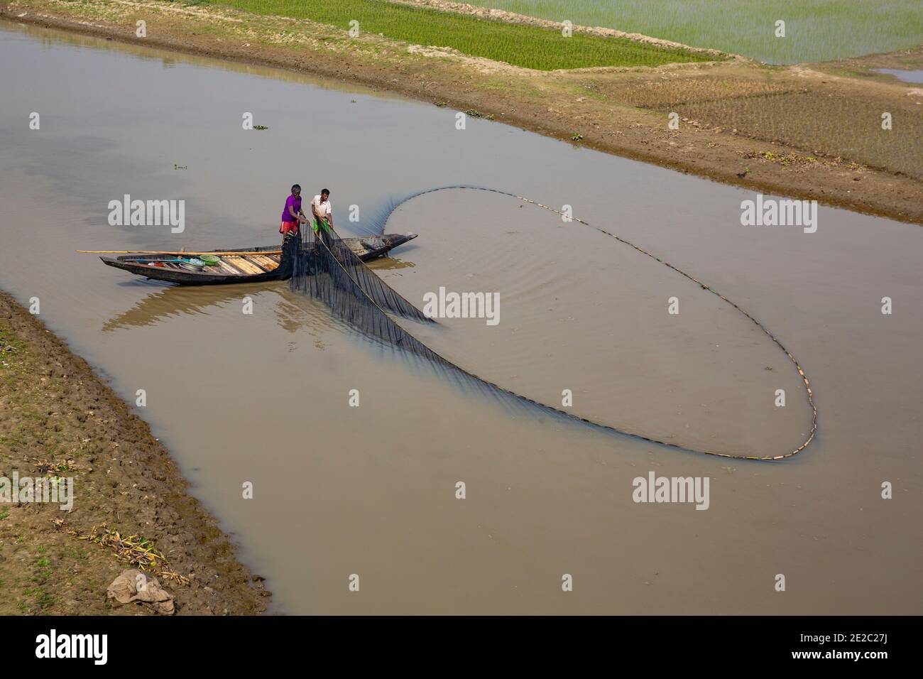Pesca nel fiume Titas in Brahmanbaria, Bangladesh. Foto Stock