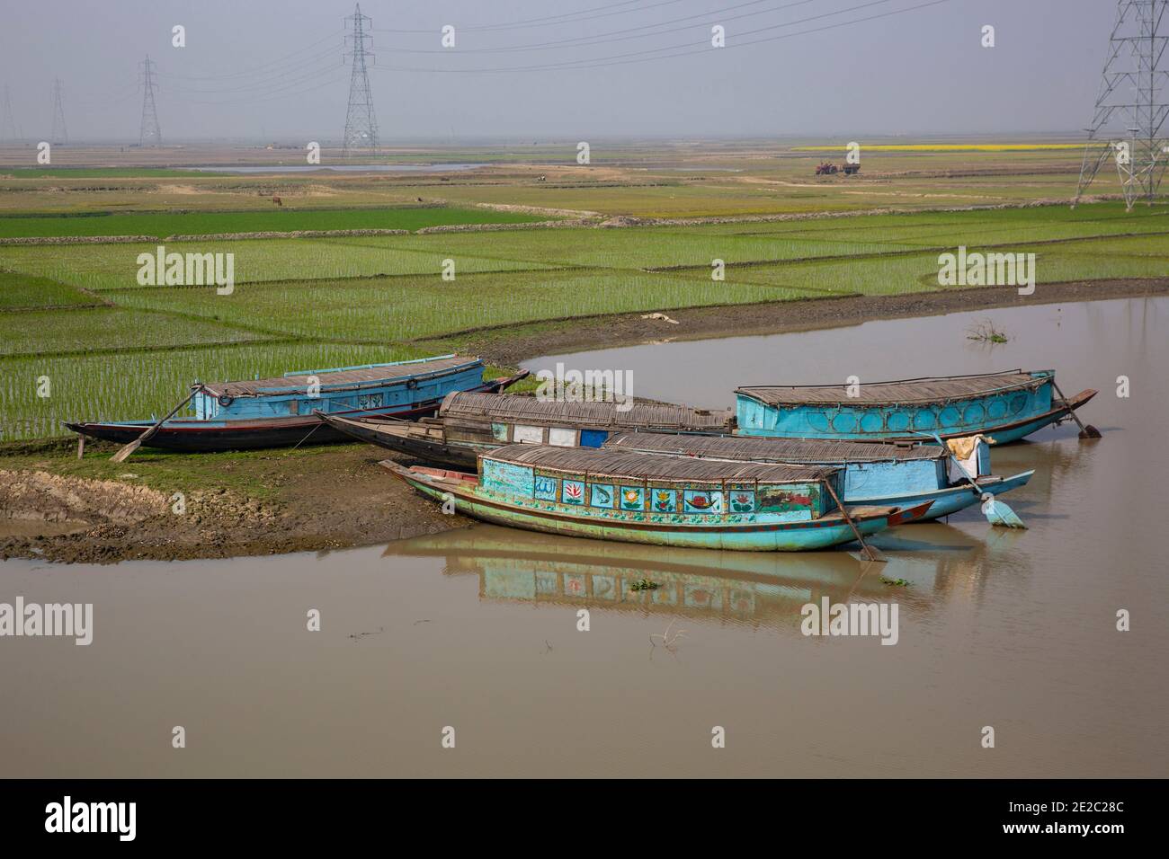 Barche sulla riva del fiume Titas in Brahmanbaria, Bangladesh. Foto Stock