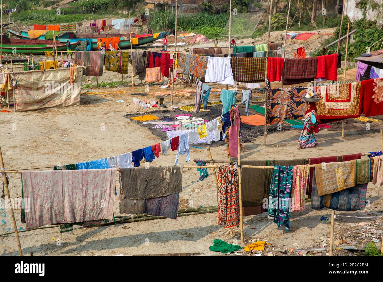 Asciugando i panni sulla riva del fiume Titas a Brahmanbaria, Bangladesh. Foto Stock