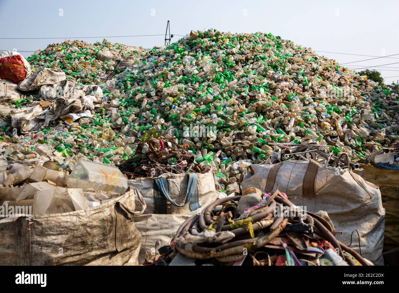 Bottiglie di plastica raccolte per il riciclaggio a Brahmanbaria, Bangladesh. Foto Stock