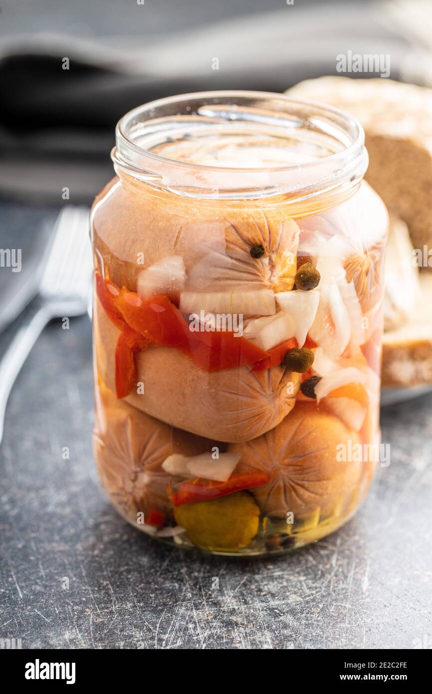 Salumi sottaceto con cipolla e pepe rosso. Cibo marinato in vaso. Foto Stock