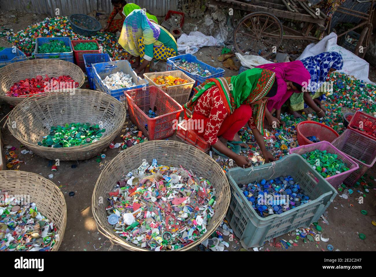 Donne e bambini lavorano in un centro di riciclaggio della plastica a Brahmanbaria, Bangladesh. Foto Stock