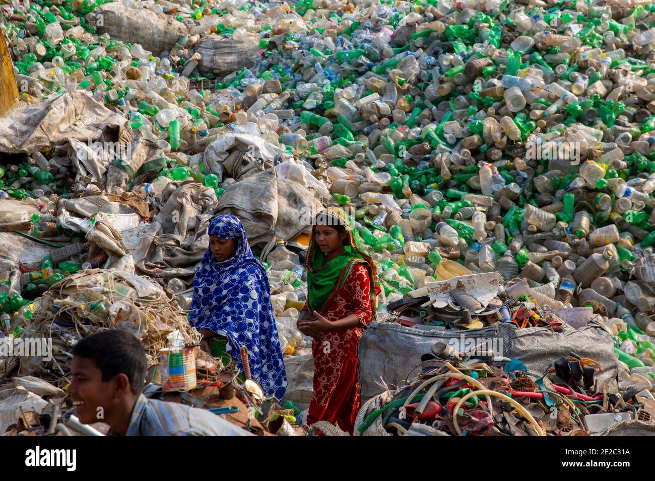 Centro di riciclaggio della plastica a Brahmanbaria, Bangladesh. Foto Stock