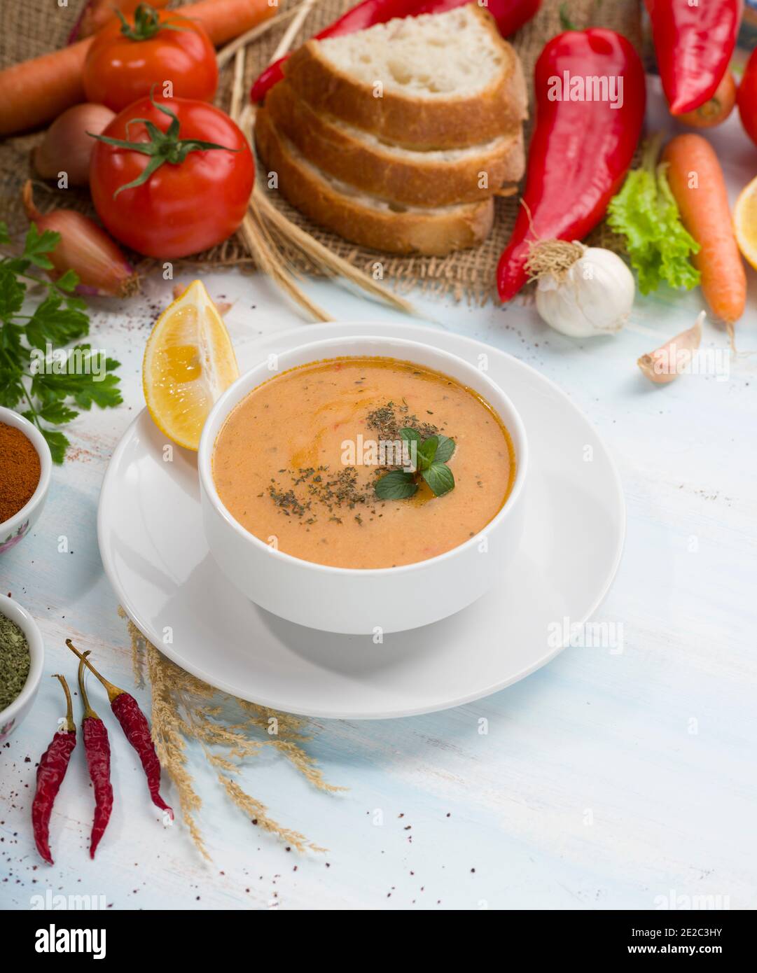 Tradational cucina turca zuppa di Tarhana. Vista dall'alto con verdure sul tavolo in legno. Ha uno spazio per il testo Foto Stock