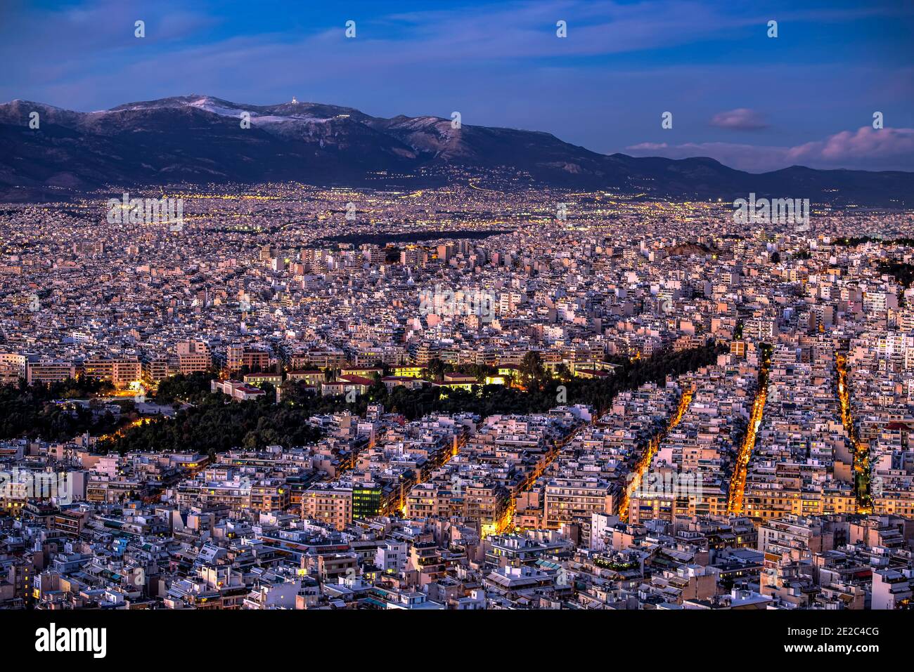 Vista aerea di Atene all'ora blu. Foto scattata il 1 dicembre 2016. Foto Stock