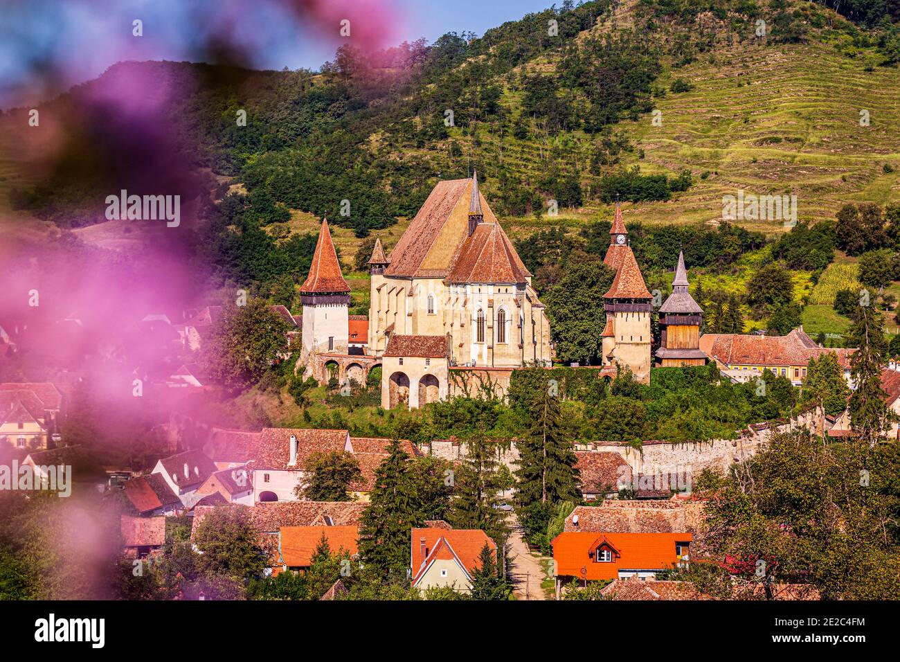 Il borgo medievale sassone di Biertan e la sua chiesa fortificata. Foto scattata il 23 agosto 2020 a Biertan, nella contea di Sibiu, in Romania. Foto Stock