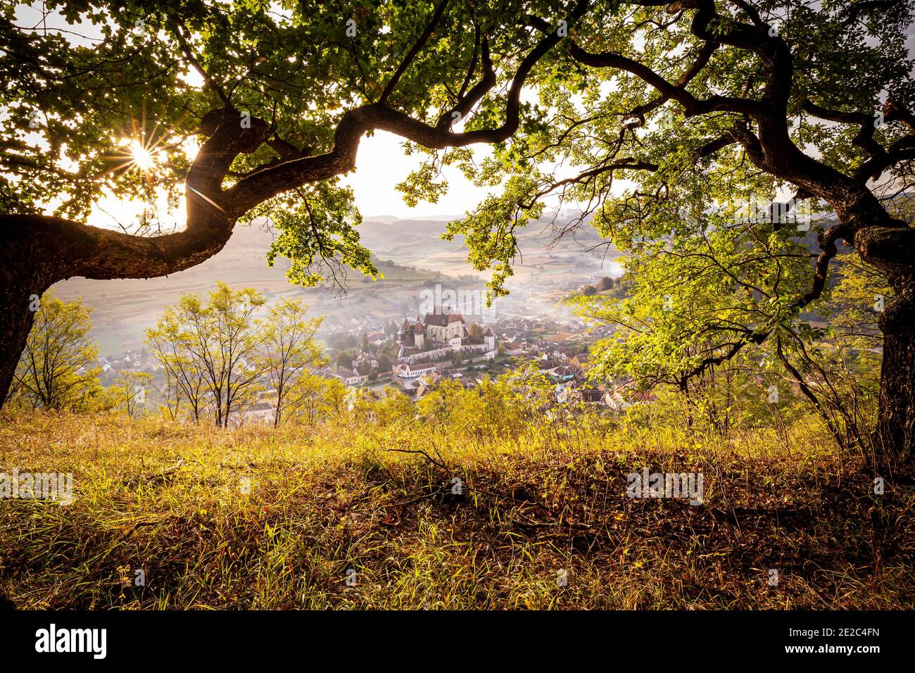 Il borgo sassone medievale di Biertan e la sua chiesa fortificata con una cornice naturale dagli alberi. Foto scattata il 4 ottobre 2020 a Biertan, Sibiu c Foto Stock