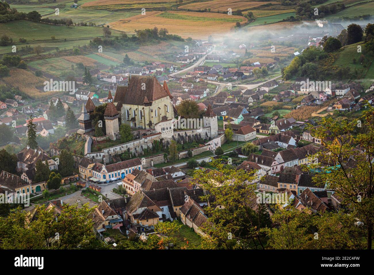 Il borgo medievale sassone di Biertan e la sua chiesa fortificata. Foto scattata il 4 ottobre 2020 a Biertan, nella contea di Sibiu, in Romania. Foto Stock