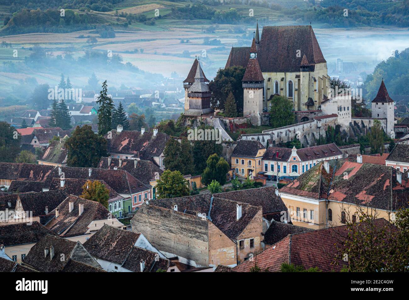 Il borgo medievale sassone di Biertan e la sua chiesa fortificata. Foto scattata il 4 ottobre 2020 a Biertan, nella contea di Sibiu, in Romania. Foto Stock