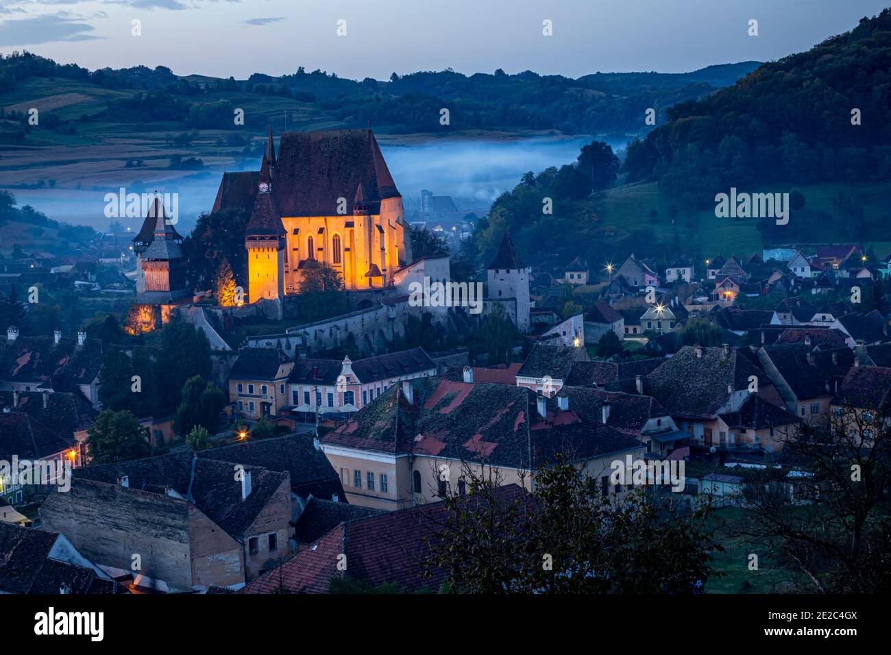 Il borgo medievale sassone di Biertan e la sua chiesa fortificata visto all'ora blu. Foto scattata il 4 ottobre 2020 a Biertan, nella contea di Sibiu, Rom Foto Stock