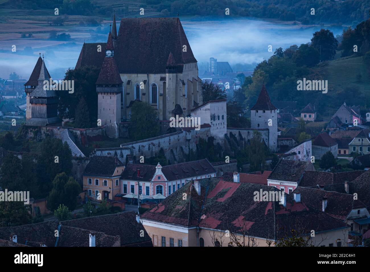 Il borgo medievale sassone di Biertan e la sua chiesa fortificata visto all'ora blu. Foto scattata il 4 ottobre 2020 a Biertan, nella contea di Sibiu, Rom Foto Stock