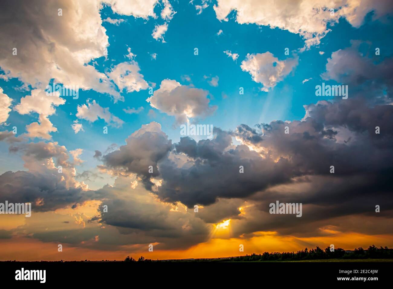 Cielo drammatico durante il tramonto, poco prima di una tempesta estiva. Foto scattata il 13 giugno 2020, vicino a Timisoara, Romania. Foto Stock