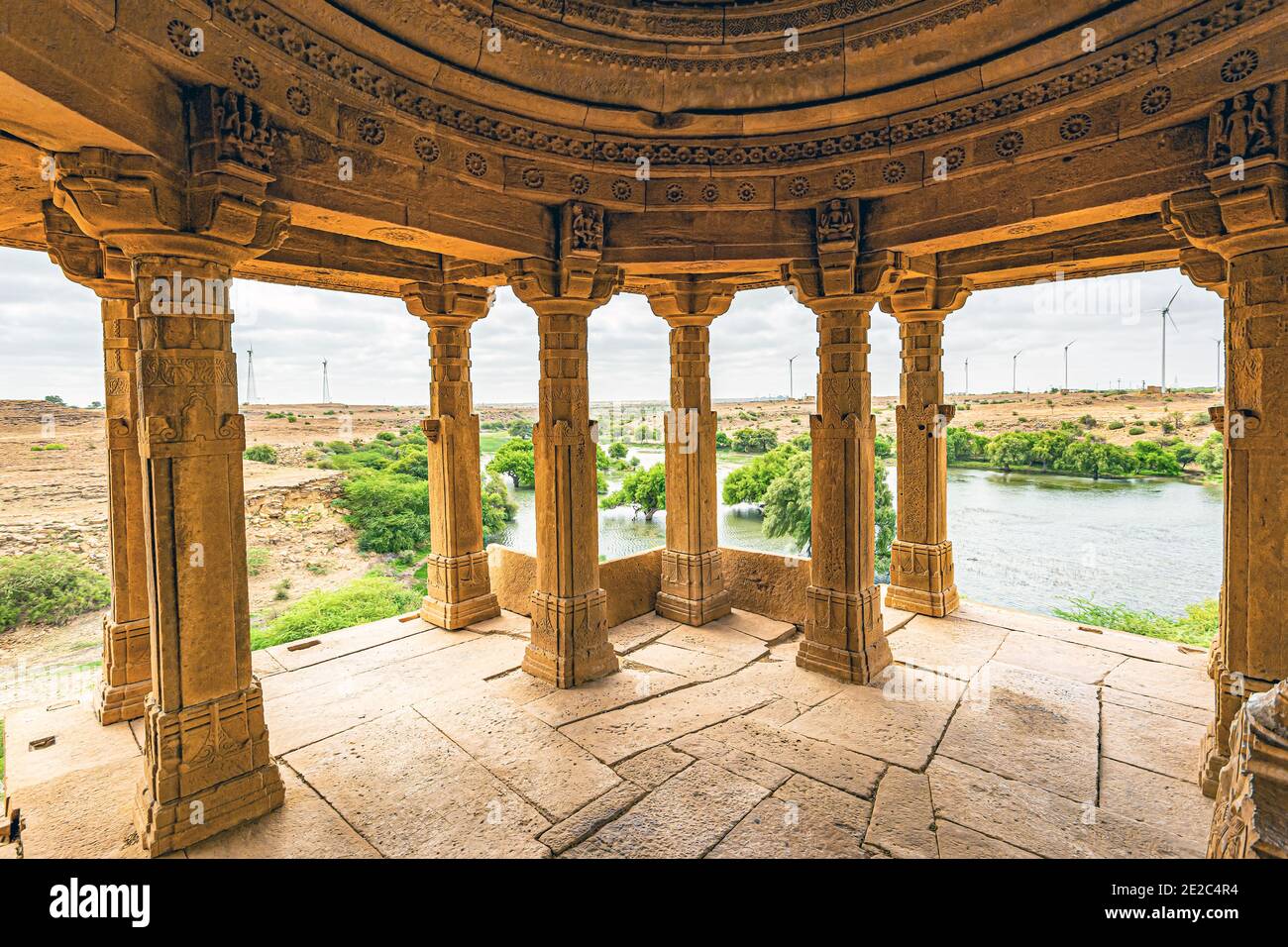 Vista dell'antico giardino di Bada Bagh (Barabagh o grande giardino) visto attraverso un padiglione reale chhatri cenotaphs. Foto scattata il 12 agosto 2018 ne Foto Stock