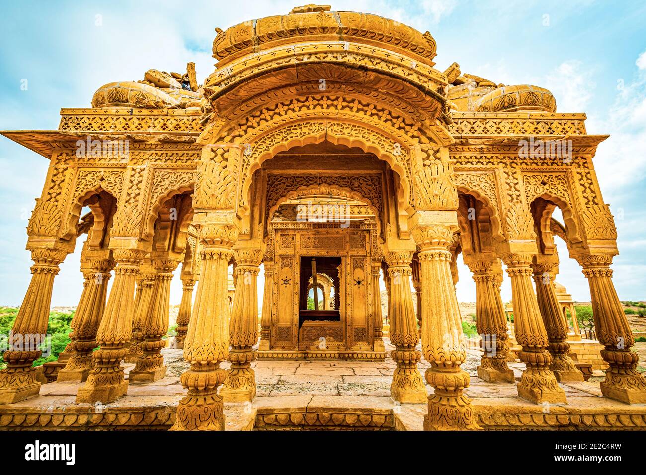 Particolare di un padiglione reale chhatri cenotafh nel complesso Bada Bagh. Foto scattata il 12 agosto 2018 vicino a Jaisalmer città dello stato del Rajasthan, India Foto Stock