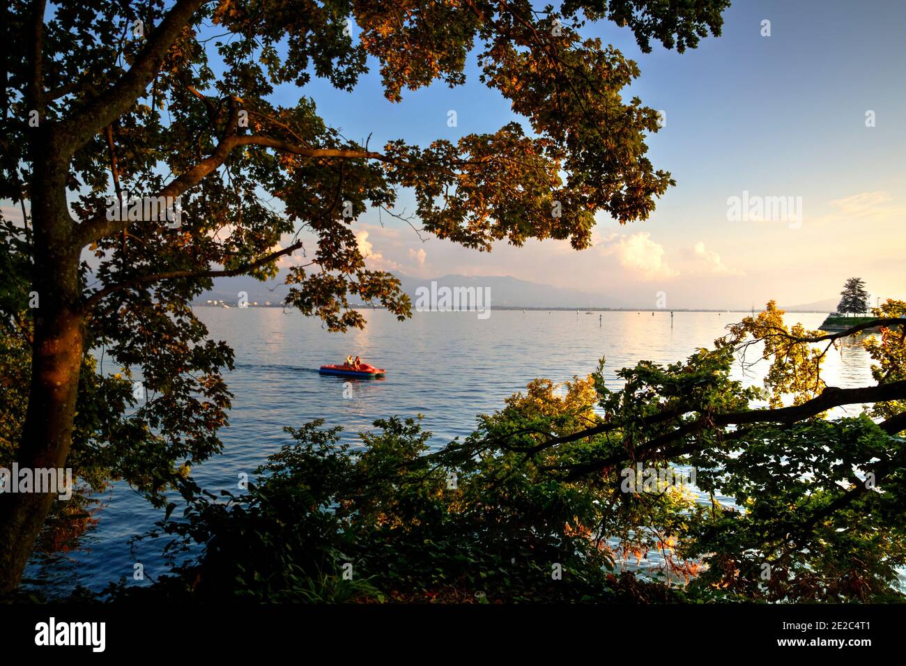 Il lago Konstanz è stato visto come una scena spettacolare durante l'ora d'oro della sera. Foto scattata il 31 agosto 2016 dalla riva di Lindau, Germania. Foto Stock