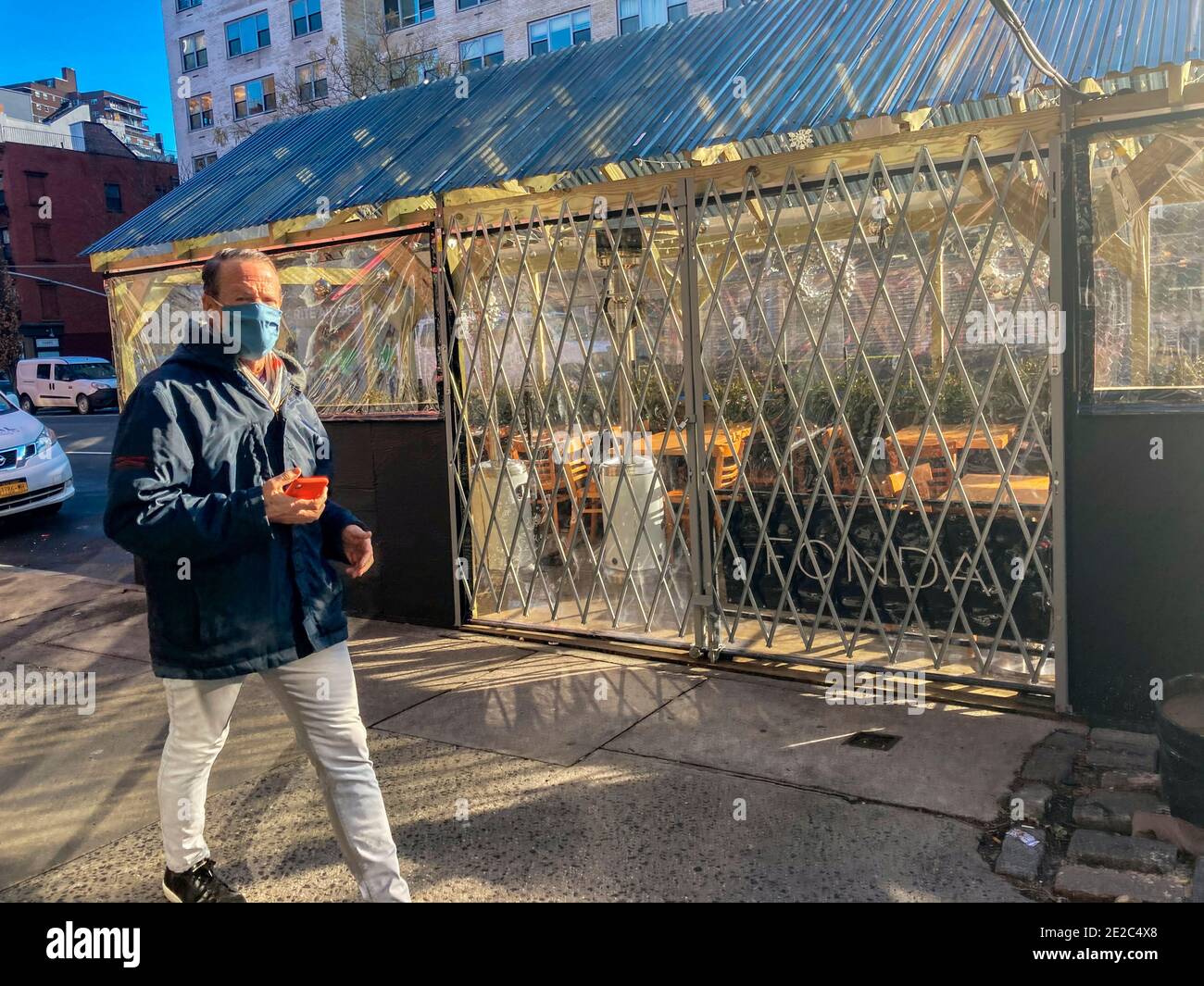 La struttura esterna di Chelsea a New York è chiusa con un cancello a forbice per impedire ai visitatori non autorizzati mentre il ristorante è chiuso, visto lunedì 4 gennaio 2021. (© Richard B. Levine) Foto Stock