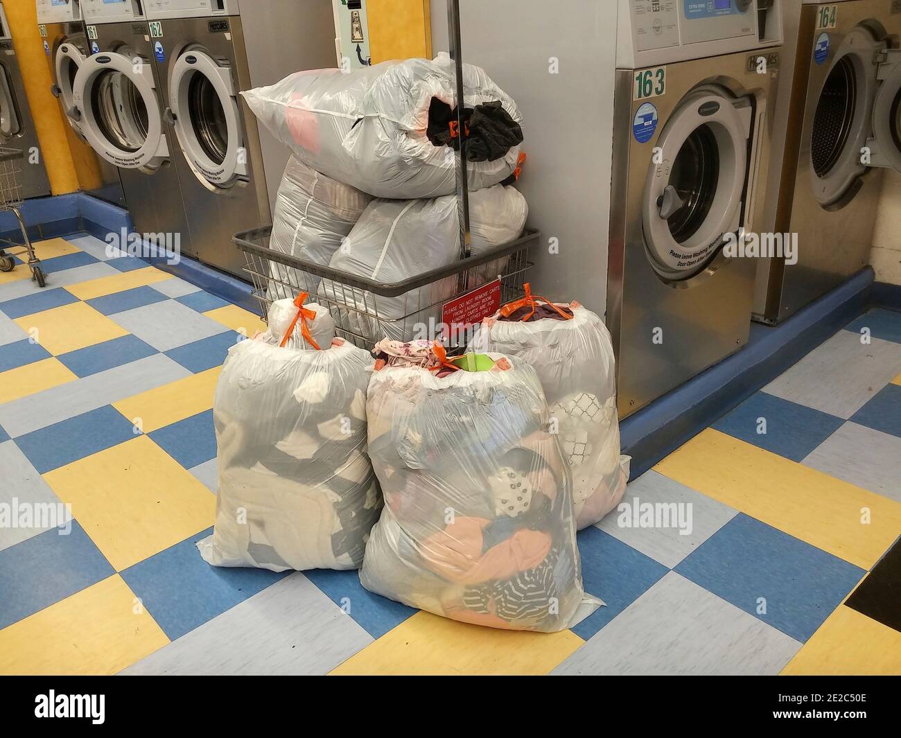 Una lavanderia a New York giovedì 24 dicembre 2020. (© Richard B. Levine  Foto stock - Alamy