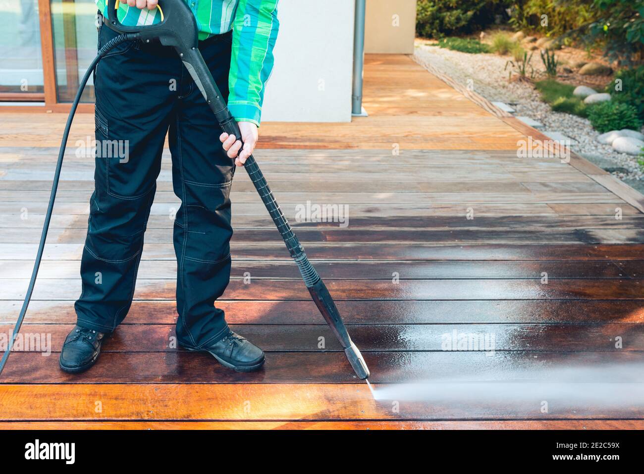 lavaggio elettrico - terrazzo per la pulizia dei lavoratori con lavapiatti  - pulitore ad alta pressione dell'acqua su superficie in legno Foto stock -  Alamy