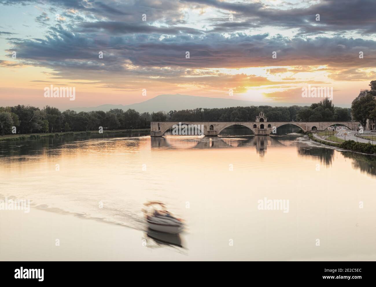 Avignone, famoso ponte con il fiume Rodano contro il tramonto in Provenza, Francia Foto Stock