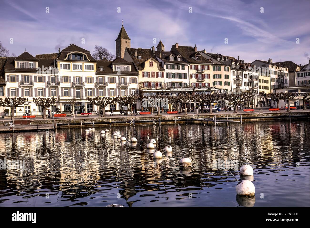 Fila di case e costruzione nel porto di Rapperswil-Jona e secondo il porto più importante del lago di Zurigo. Foto scattata il 3 gennaio 2020 in Rapp Foto Stock
