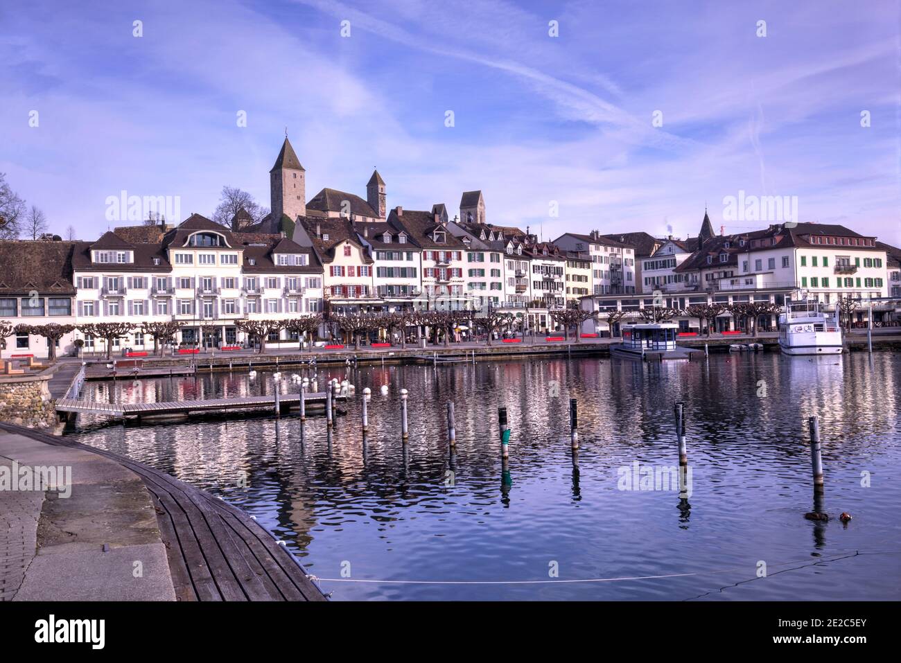 Fila di case e costruzione nel porto di Rapperswil-Jona e secondo il porto più importante del lago di Zurigo. Foto scattata il 3 gennaio 2020 in Rapp Foto Stock