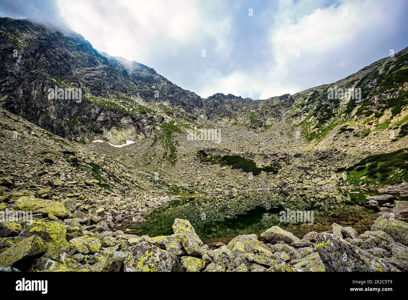 Il bellissimo lago glaciale di Stevia in una nebbiosa giornata estiva nei Monti Retezat. Foto scattata il 12 luglio 2020 durante un'escursione nella Ret Carfata Foto Stock