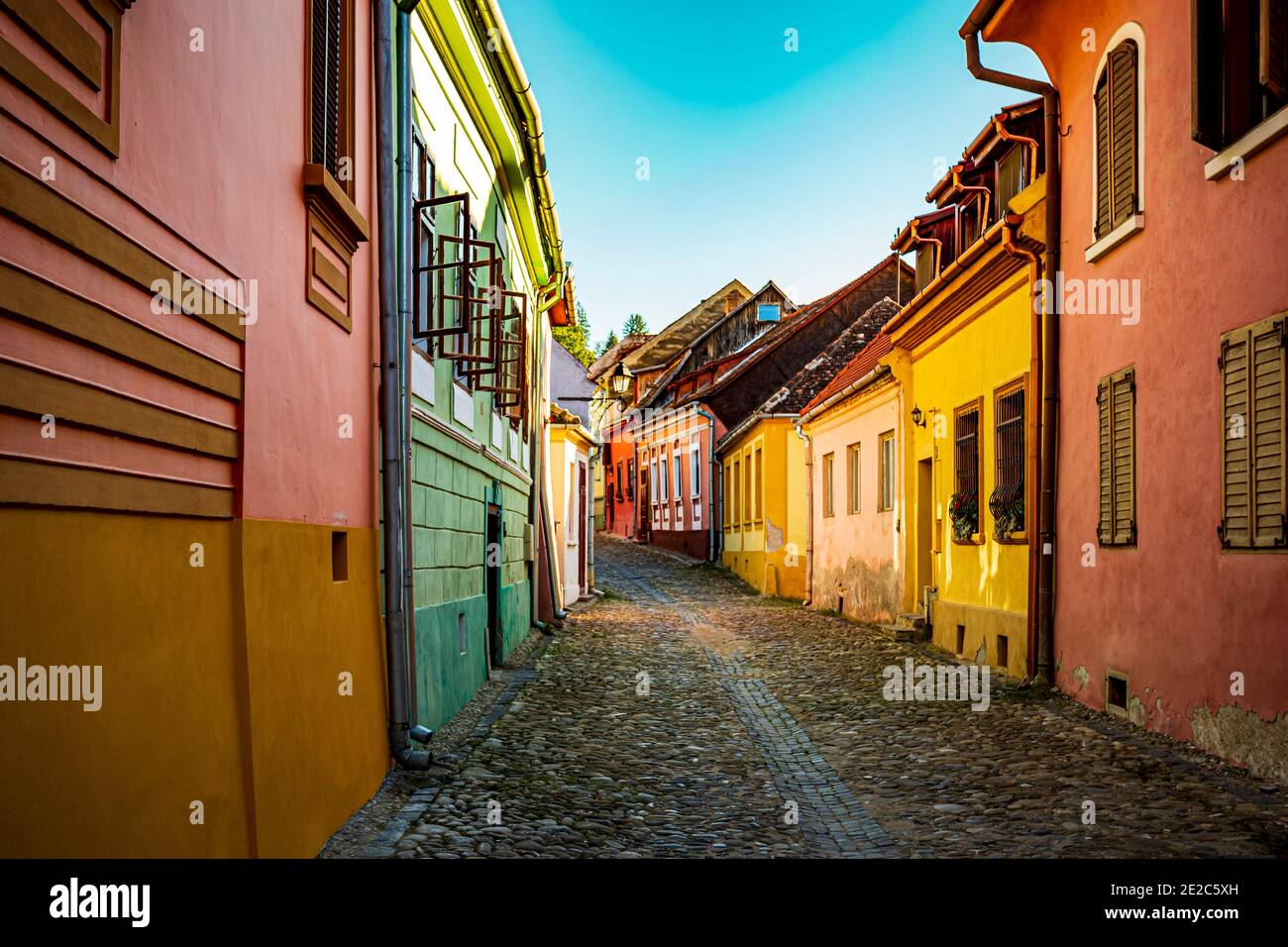 Sulle stradine medievali di Sighisoara. Foto scattata il 22 agosto 2020 a Sighisoara, Romania. Foto Stock