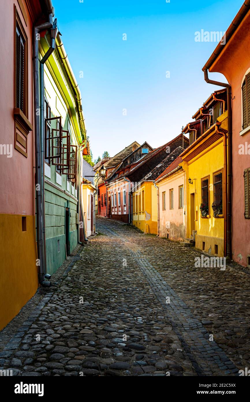 Sulle stradine medievali di Sighisoara. Foto scattata il 22 agosto 2020 a Sighisoara, Romania. Foto Stock