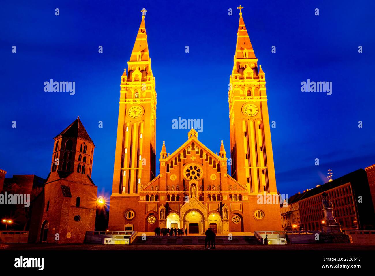 Chiesa votiva e piazza del Duomo a Szeged, all'ora blu. Foto scattata il 29 febbraio 2020 a Szeged, Ungheria. Foto Stock
