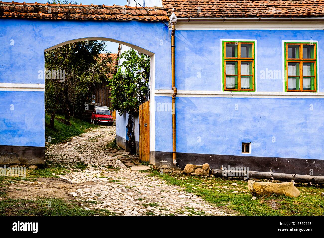 Vista panoramica sul borgo medievale sassone di Viscri. Foto scattata il 2 ottobre 2020 a Viscri, regione della Transilvania, Romania. Foto Stock