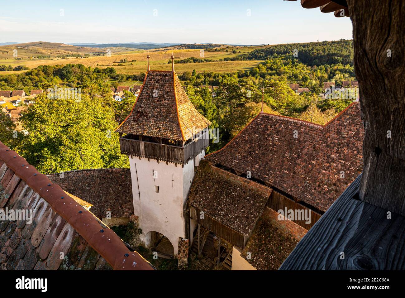 La chiesa fortificata sassone medievale di Viscri vista dalla campana torre. Foto scattata il 2 ottobre 2020 a Viscri, regione della Transilvania, Romania. Foto Stock