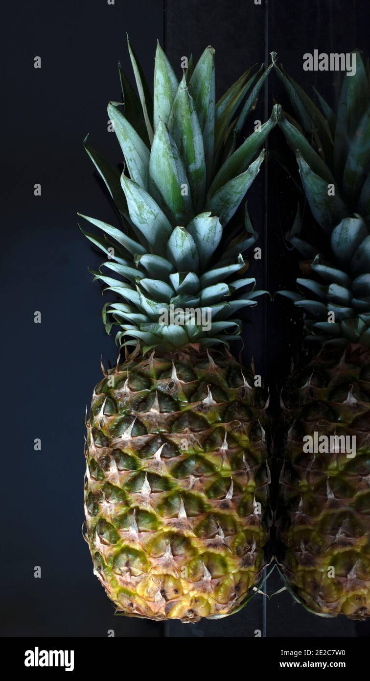Primo piano di un frutto di ananas e la sua forma a corona foglie Foto Stock