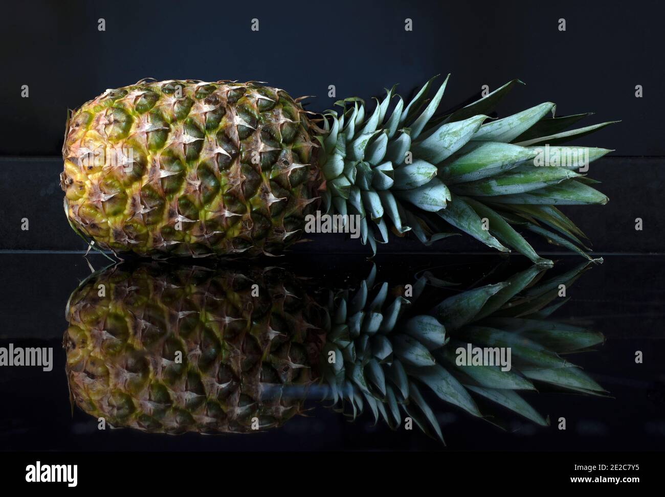 Primo piano di un frutto di ananas e la sua forma a corona foglie Foto Stock