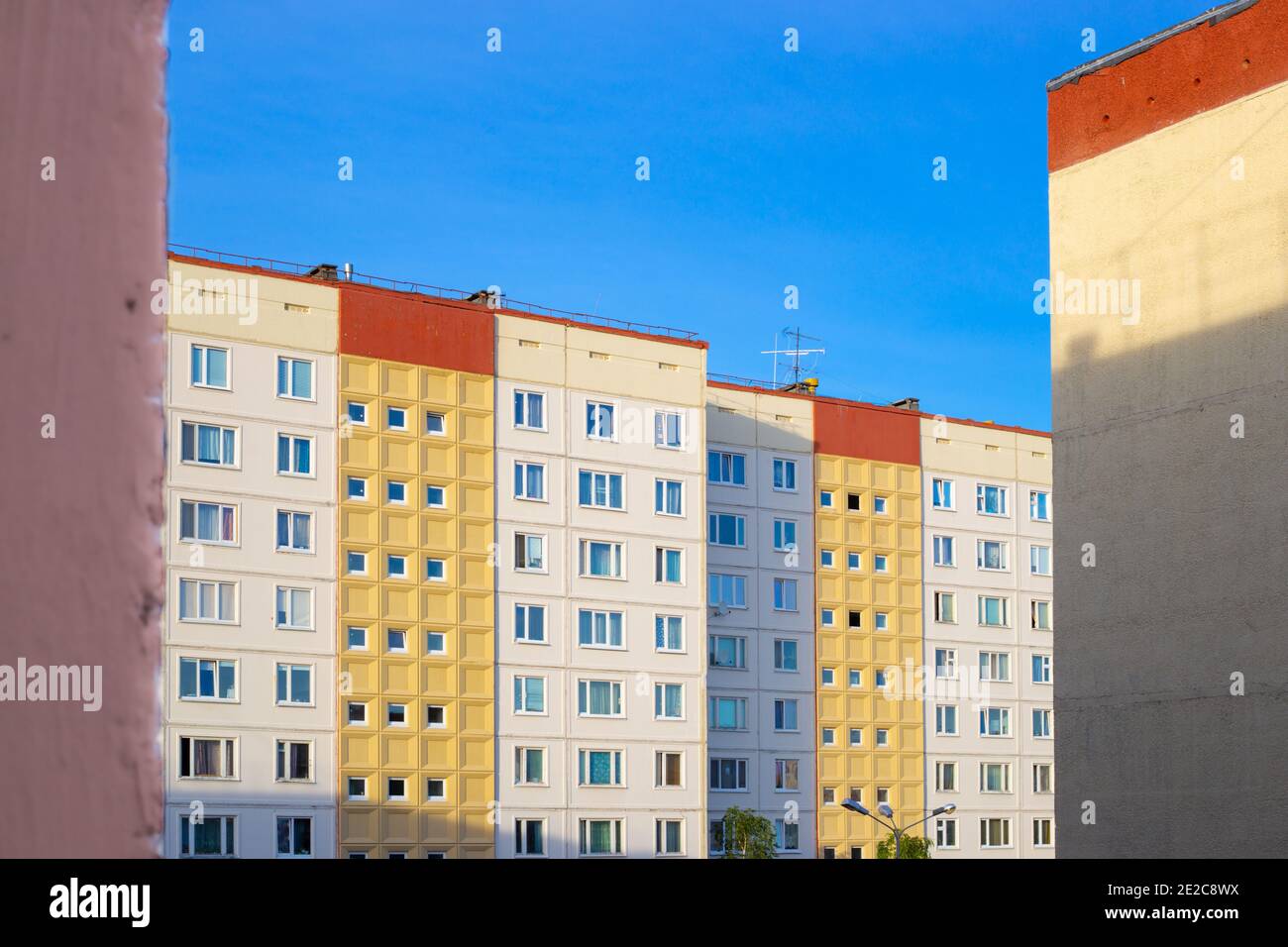 cortile di una casa urbana alta, immobiliare e costruzione, affitto e acquisto, Foto Stock